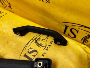 UCHWYT RĄCZKA SŁUPKA ŚRODKOWEGO B FORD BRONCO 21-