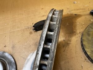 KOMPLET TARCZE KLOCKI HAMULCOWE PRZÓD TYŁ NISSAN QASHQAI III J12 1.5 B