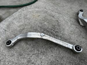 WAHACZ GÓRNY TYŁ TYLNY LEWY NISSAN X-TRAIL T32