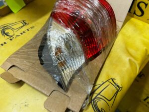 LAMPA TYŁ PRAWY PRAWA W BŁOTNIK BIAŁA BMW X5 E53 NOWA OEM