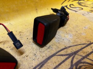 KOMPLET ZAPINKI PASÓW TYŁ BMW F40