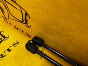 KOMPLET SIŁOWNIKI TELESKOPY KLAPY TYŁ BAGAŻNIKA FORD FIESTA MK8