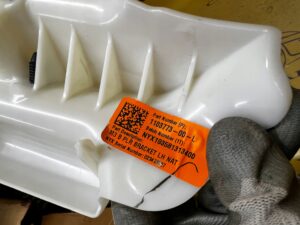 WSPORNIK MOCOWANIE SŁUPKA B GÓRNY LEWY TESLA MODEL 3 PRZEDLIFT