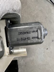 MECHANIZM ROLETY BAGAŻNIKA LINKI SILNICZEK AUDI SQ7 Q7 4M0