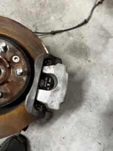 ZWROTNICA PIASTA TARCZA ZACISK TYŁ LEWY LAND ROVER DISCOVERY V L462 2.0 D