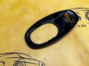 RAMKA OSŁONA KLAMKI WEWNĘTRZNEJ LEWA CHEVROLET CORVETTE C5 97-04