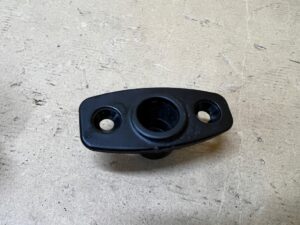 ODBOJNIK MASKI POKRYWY SILNIKA LEWY PORSCHE MACAN 95B