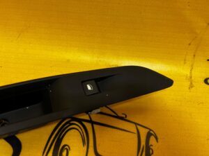 PRZEŁĄCZNIK SZYBY LEWY TYŁ PEUGEOT 3008 II