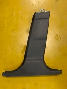 PRAWY ŚRODKOWY DOLNY SŁUPEK B BMW F10 F11