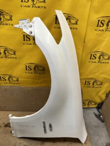 BŁOTNIK PRZÓD PRZEDNI LEWY INFINITI Q70 M35h BIAŁA PERŁA