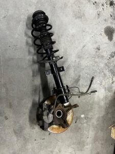 NOGA AMORTYZATOR ZWROTNICA PRZÓD PRAWY DACIA SANDERO III 1.0 TCE 2023R