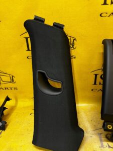 OSŁONA POSZYCIE TAPICERKA SŁUPKA TYŁ C PRAWA PRAWE PORSCHE CAYENNE II 7P5