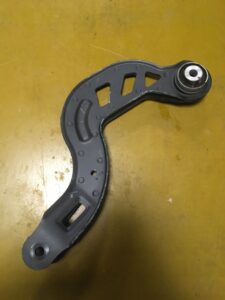 WAHACZ LEWY PRAWY TYŁ GÓRNY INFINITI Q30 7KM