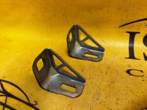 UCHWYT MOCUJĄCY WSPORNIK BLACHA DESKI ROZDZIELCZEJ TESLA MODEL 3 PRZEDLIFT