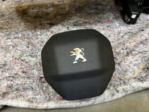 DESKA PASY PODUSZKI KOMPLET AIRBAG KONSOLA PEUGEOT 2008 II P24