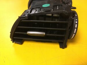 KRATKA NAWIEWU PASAŻERA DESKI INFINITI Q30 EUROPA