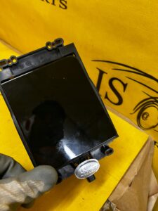 SCHOWEK TUNELU ŚRODKOWEGO DEKOR CUPHOLDER RANGE ROVER VELAR L560