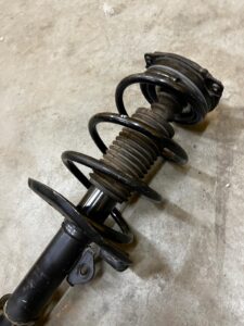 AMORTYZATOR PRZEDNI PRZÓD NISSAN LEAF I ZE0