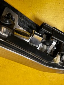 LISTWA DEKOR KONSOLI DESKI SZCZOTKOWANE ALUMINIUM LED LEWY VOLVO XC90 II