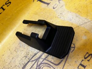 ZAŚLEPKA OSŁONA PROWADNICY FOTELA PRZÓD TOYOTA HILUX VIII 8