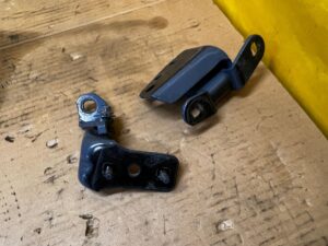 KPL ZAWIASY DRZWI TYŁ LEWY FORD BRONCO 21- AZURE GREY PEARL