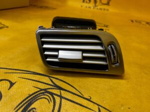 KRATKA NAWIEWU LEWA DEKOR DESKI KONSOLI MERCEDES CLS W218 EU