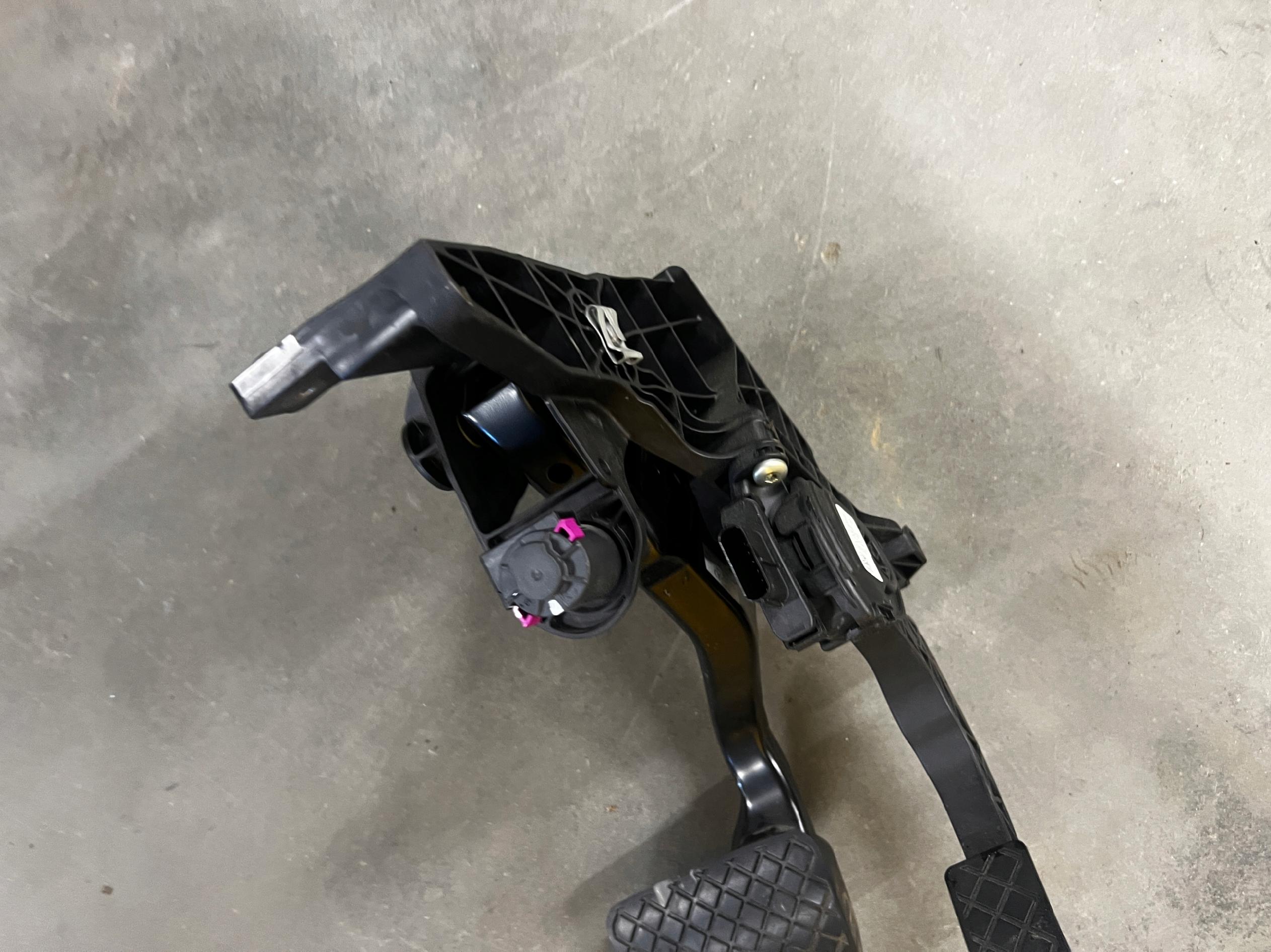 KOMPLET PEDAŁ POTENCJOMETR GAZU HAMULCA AUTOMAT PORSCHE MACAN 95B