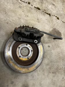 KOMPLET TARCZE HAMULCE ZACISKI PRZÓD CHEVROLET CORVETTE C5 97-04