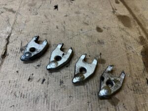 4 X ŁAPKA UCHWYT MOCOWANIE STOPKA WTRYSKIWACZA RENAULT DACIA 1.5 BLUE DCI