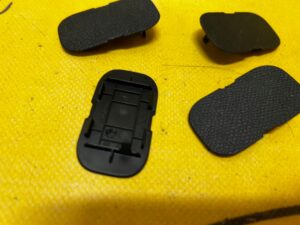 ZAŚLEPKA ŚRUB PODŁOKIETNIKA TUNELU PEUGEOT 3008 II