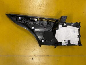 LEWY BOCZEK TAPICERKA BAGAŻNIKA INFINITI Q30