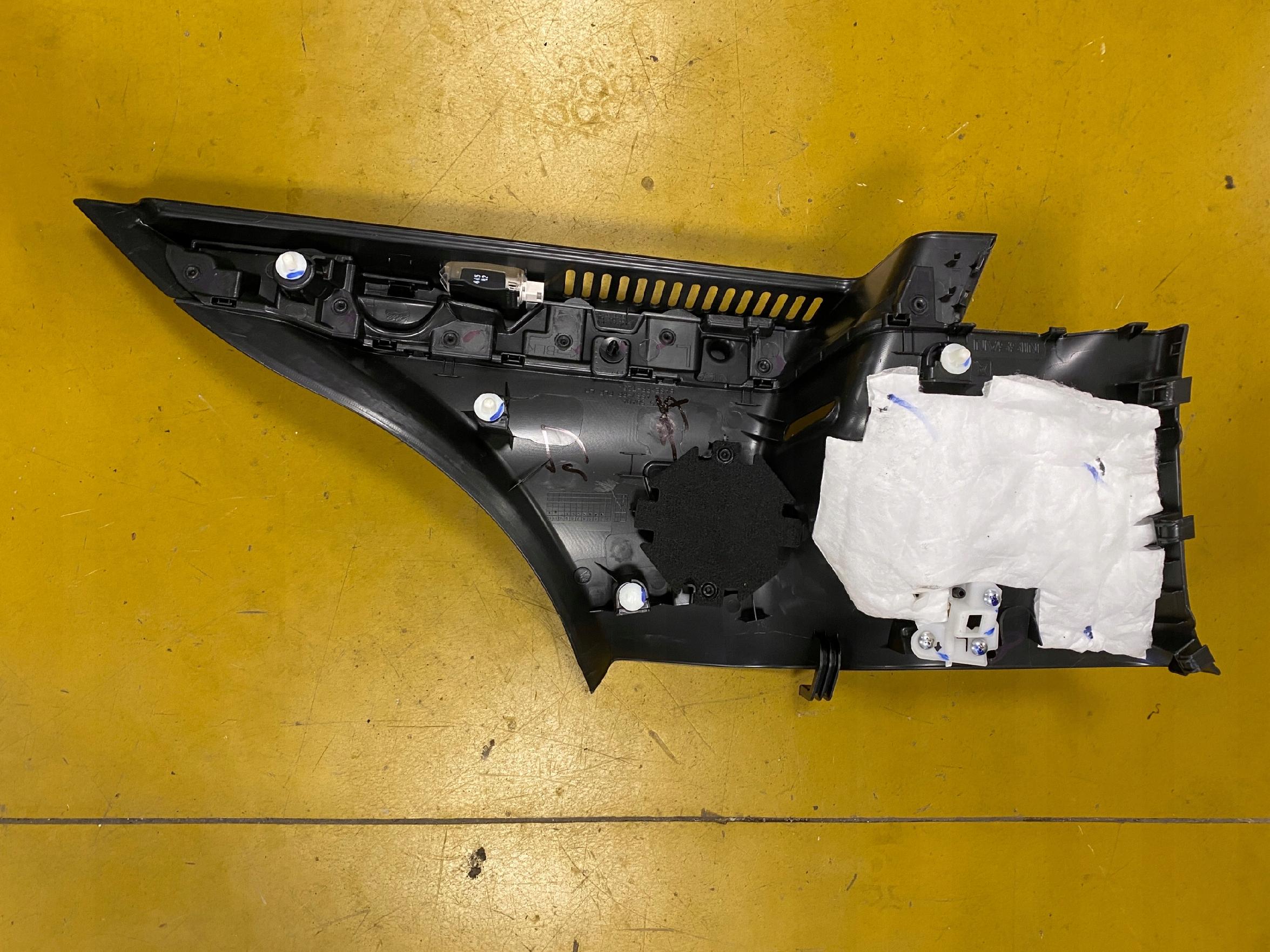 LEWY BOCZEK TAPICERKA BAGAŻNIKA INFINITI Q30