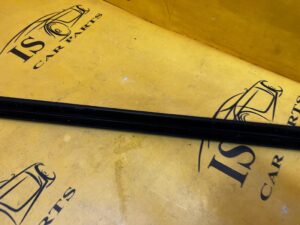 USZCZELKA LISTWA ZGARNIAJĄCA SZYBY PRZÓD PRAWY PEUGEOT 3008 II