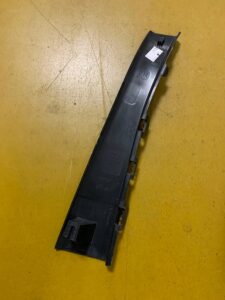 PRAWA OSŁONA ZAŚLEPKA POSZYCIE SŁUPKA AUDI Q7 4M