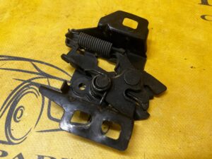 ZAMEK RYGIEL MASKI POKRYWY SILNIKA LEWY CHEVROLET CORVETTE C5 97-04