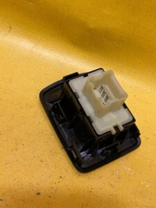 PRZEŁĄCZNIK SZYBY PASAŻERA DACIA SANDERO II