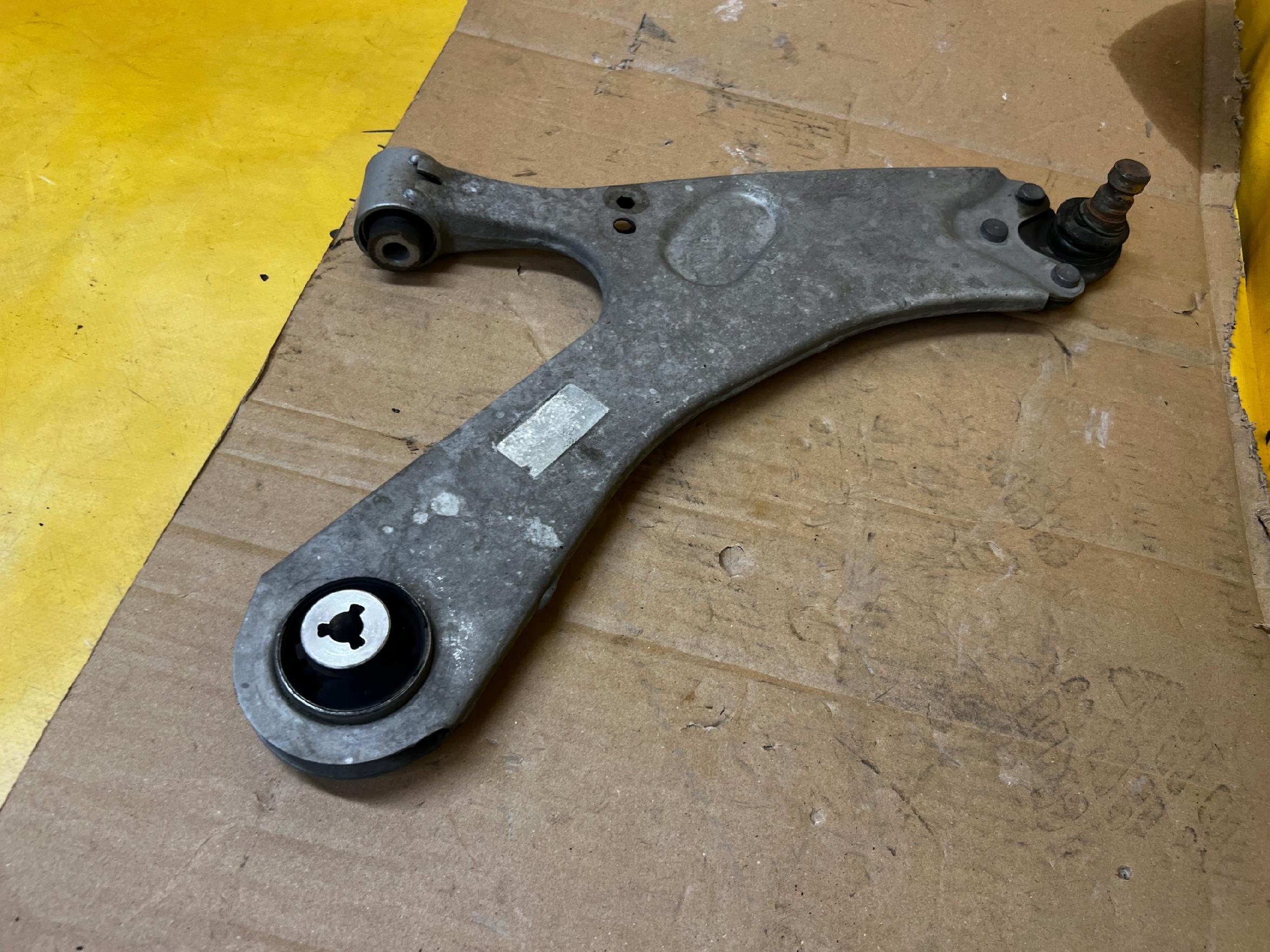 WAHACZ PRZÓD PRZEDNI PRAWY PEUGEOT 2008 II