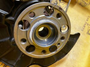 NOWA ZWROTNICA PIASTA ZAWIESZENIE TYŁ LEWY MERCEDES W222 S400 4MATIC