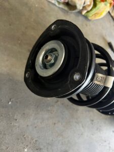 ZWROTNICA AMORTYZATOR MCPHERSON SPRĘŻYNA LEWA SKODA SCALA 1.0 TSI