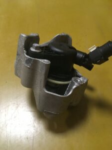 ŁAPA MOCOWANIE POMPA PALIWA PEUGEOT 1.5 BLUE HDI