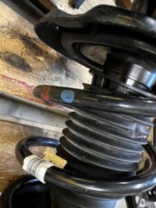 NOGA AMORTYZATOR ZWROTNICA ZAWIESZENIE PRZÓD LEWY INFINITI Q30