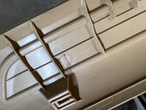 PLASTIK OSŁONA LISTWA PROGU SŁUPKA A PRZÓD PRAWY PORSCHE MACAN 95B