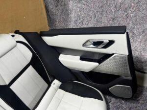 KOMPLET FOTELE WNĘTRZE KANAPA BOCZKI JASNA SKÓRA RANGE ROVER VELAR L560 EU