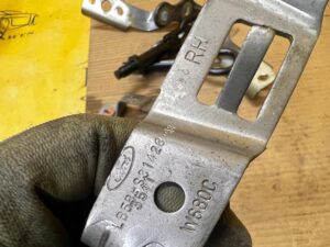 UCHWYT MOCOWANIE WSPORNIK RĄCZKI SŁUPKA B PRAWY FORD EXPLORER VI MK6