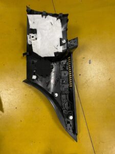 PRAWY BOCZEK TAPICERKA BAGAŻNIKA INFINITI Q30