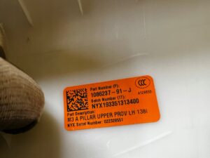 OSŁONA POSZYCIE SŁUPKA A PRZÓD LEWE LEWY TESLA MODEL 3 PRZEDLIFT