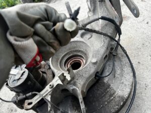 ZWROTNICA PIASTA ZACISK TYŁ PRAWY RANGE ROVER VELAR L560 2.0D