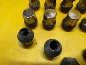 KOMPLET NAKRĘTKI ŚRUBY KÓŁ RANGE ROVER VELAR L560