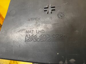 MATA GUMA WKŁADKA SCHOWKA KONSOLI ŚRODKOWEJ PODŁOKIETNIKA MERCEDES GL X166