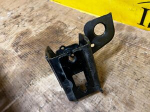 WSPORNIK UCHWYT MOCOWANIE OSŁONY POZWOZIA LEWY FORD BRONCO 21-